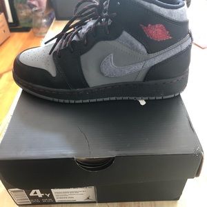 Boys size 4Y Euro 36 Nike Air Jordan 1 Mid
